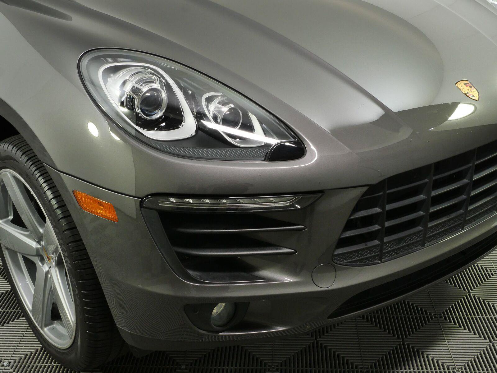 Used 2018 Porsche Macan AWD/4WD image 35