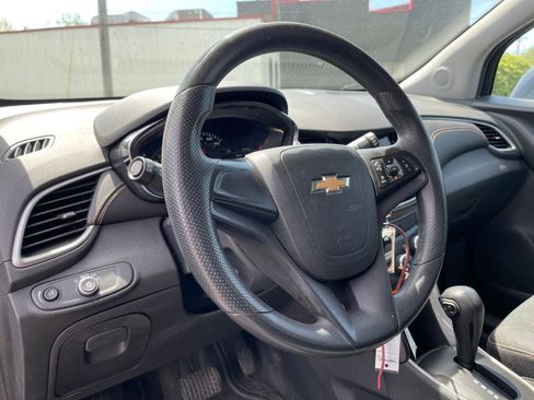 Used 2018 Chevrolet Trax LS FWD image 12