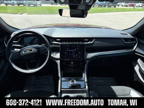 Used 2025 Jeep Grand Cherokee Altitude AWD/4WD image 12