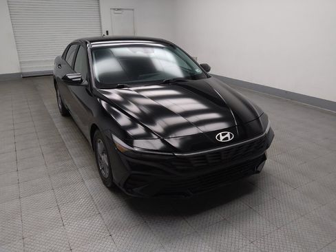 Used 2025 Hyundai Elantra SE FWD image 13