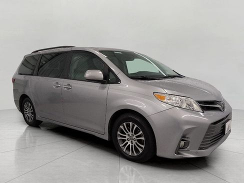 Used 2018 Toyota Sienna XLE w/ XLE Navigation Package FWD image 1