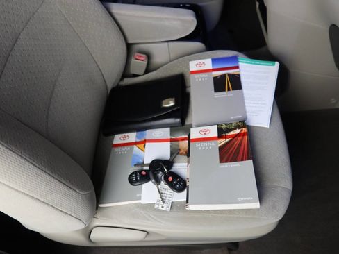 Used 2015 Toyota Sienna LE image 31