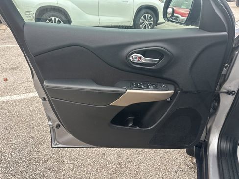 Used 2017 Jeep Cherokee Latitude w/ Comfort/Convenience Group image 59