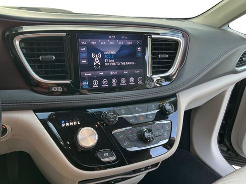 Used 2018 Chrysler Pacifica Limited w/ Tire & Wheel Group image 7