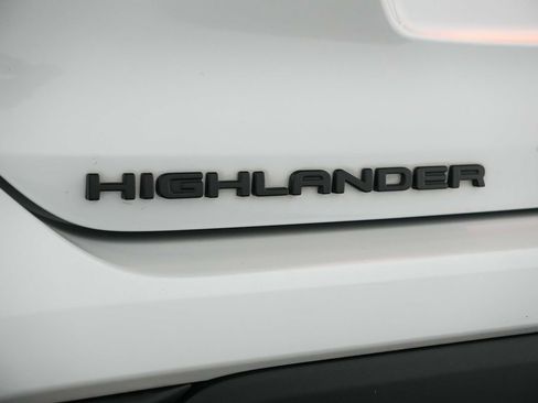 Used 2022 Toyota Highlander LE AWD/4WD image 11