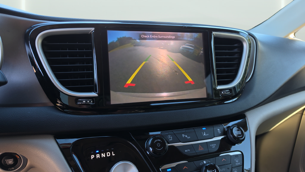 Used 2021 Chrysler Pacifica Touring-L FWD image 23