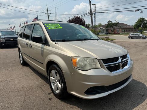 Used 2016 Dodge Grand Caravan w/ SE Plus Package FWD image 5