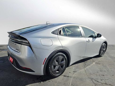 Used 2024 Toyota Prius Prime SE image 3