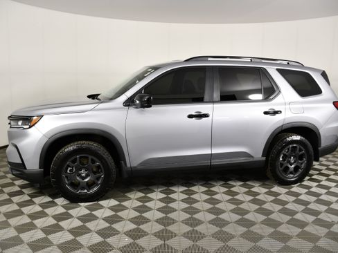 Used 2025 Honda Pilot TrailSport image 9