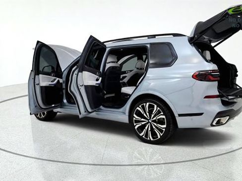 Used 2024 BMW X7 xDrive40i w/ M Sport Package AWD/4WD image 16