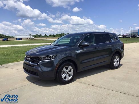 Used 2023 Kia Sorento LX image 3