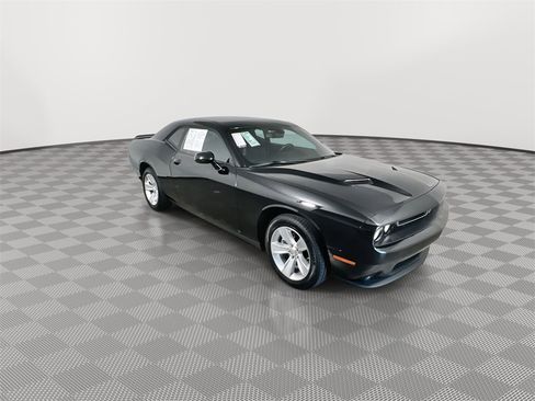 Used 2023 Dodge Challenger SXT image 2