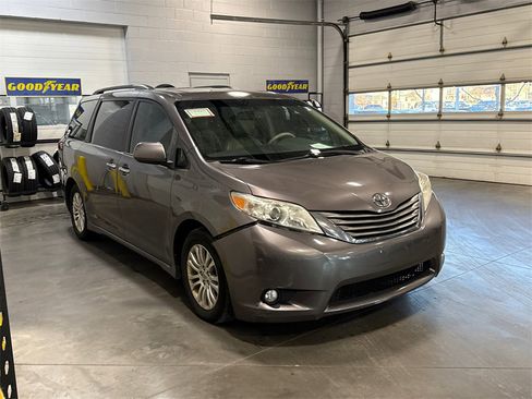 Used 2011 Toyota Sienna XLE image 3