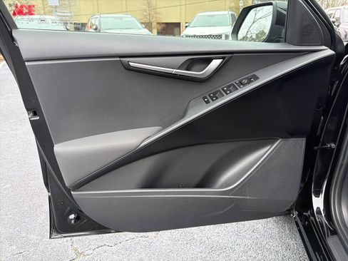 Used 2023 Kia Niro LX image 10