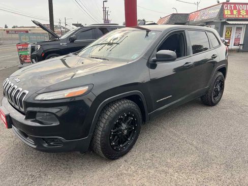 Used 2014 Jeep Cherokee Sport FWD image 3