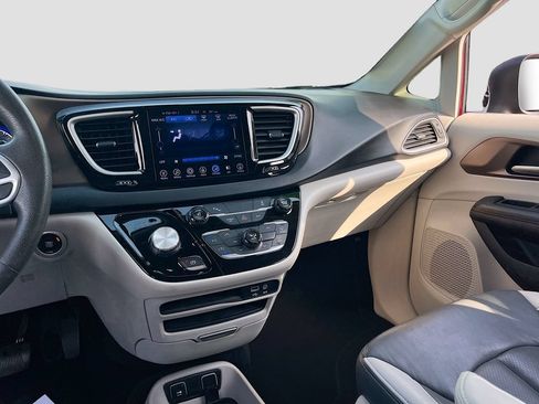 Used 2017 Chrysler Pacifica Touring w/ Tire & Wheel Group FWD image 21