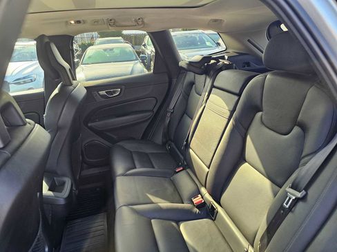 Used 2018 Volvo XC60 T5 Momentum w/ Convenience Package image 17