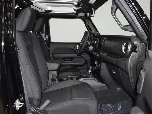 Used 2023 Jeep Wrangler Unlimited Sahara AWD/4WD image 11