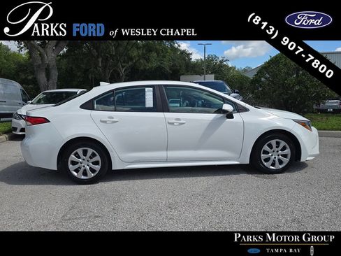 Used 2022 Toyota Corolla LE FWD image 3