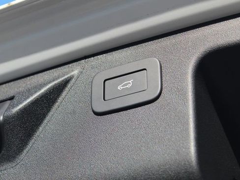 Used 2025 Land Rover Discovery Sport S image 13