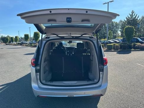 Used 2024 Chrysler Pacifica Touring-L FWD image 13