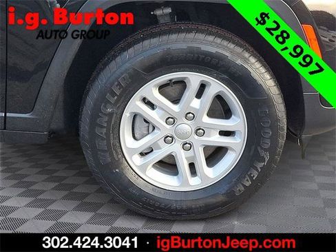 Certified 2023 Jeep Grand Cherokee Laredo image 8