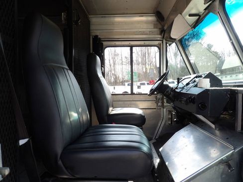 Used 2014 Ford E-350 and Econoline 350 Super Duty w/ A/C Prep Package image 23