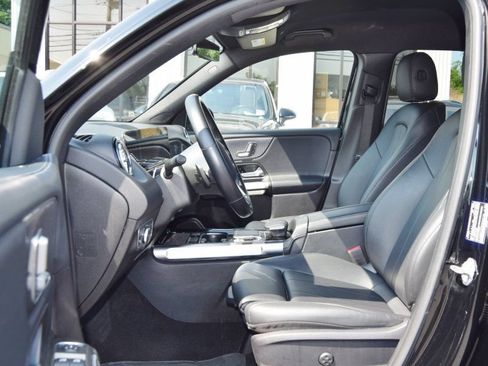 Used 2021 Mercedes-Benz GLB 250 4MATIC w/ Premium Package image 14