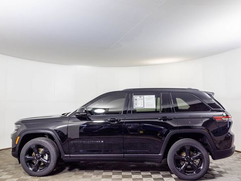 Used 2023 Jeep Grand Cherokee Altitude AWD/4WD image 21