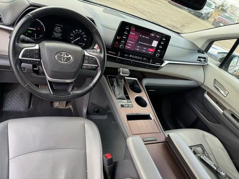 Used 2022 Toyota Sienna XLE image 2