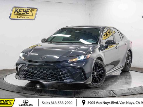 Used 2025 Toyota Camry SE FWD image 1