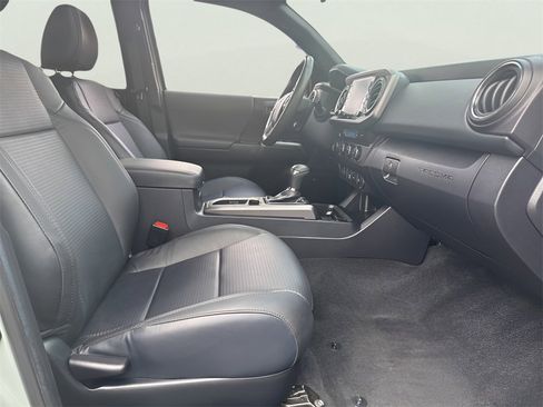 Used 2022 Toyota Tacoma TRD Off-Road image 17