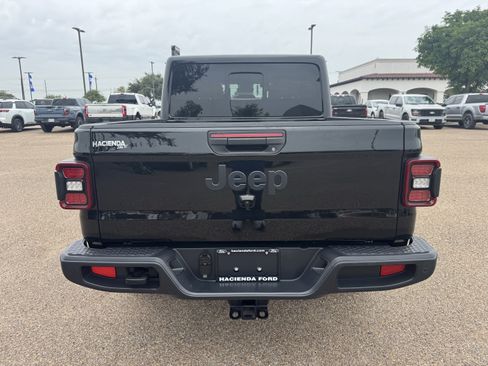 Used 2025 Jeep Gladiator Sport AWD/4WD image 3