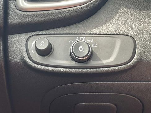 Used 2021 Chevrolet Trax LT w/ LT Convenience Package image 28