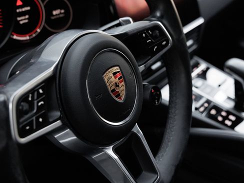 Certified 2022 Porsche Cayenne Coupe AWD/4WD image 18