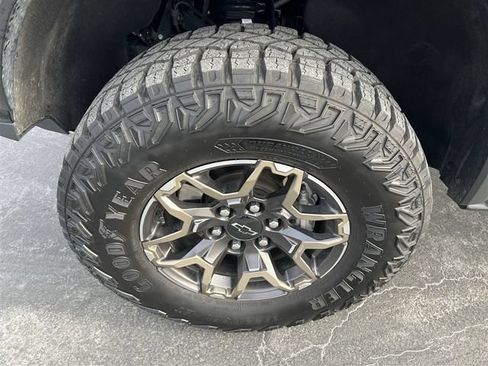 Used 2024 Chevrolet Colorado ZR2 w/ Technology Package AWD/4WD image 18