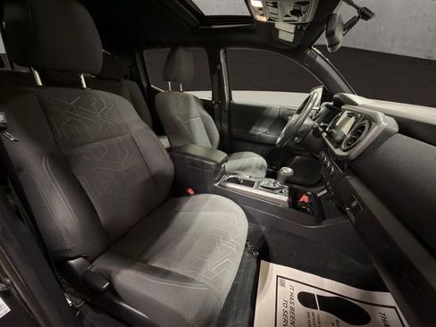 Used 2017 Toyota Tacoma TRD Off-Road w/ Premium & Technology Package image 20