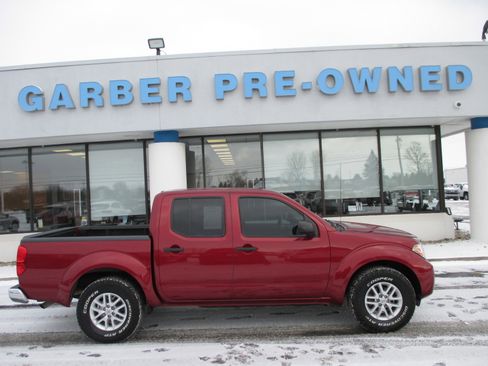 Used 2019 Nissan Frontier SV image 2