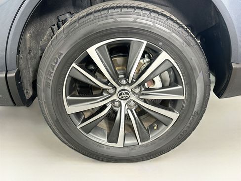 Used 2023 Toyota Venza LE AWD/4WD image 11