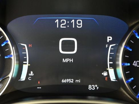 Used 2024 Chrysler Pacifica Touring-L FWD image 11