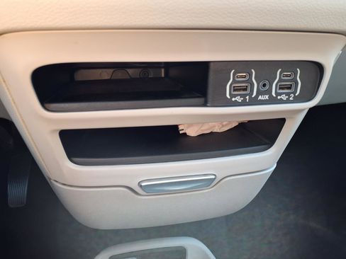 Used 2023 Chrysler Voyager LX FWD image 8
