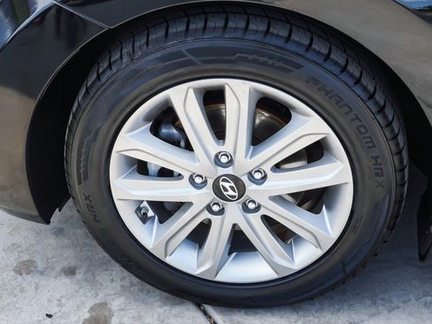 Used 2016 Hyundai Elantra SE w/ Option Group 02 FWD image 12
