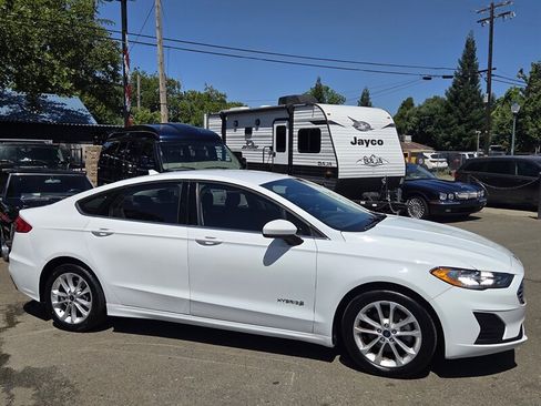 Used 2019 Ford Fusion SE FWD image 4