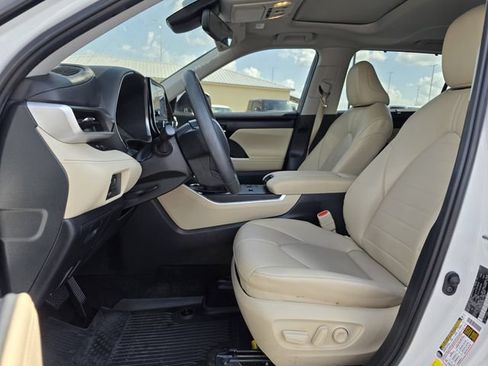 Used 2024 Toyota Highlander XLE FWD image 11