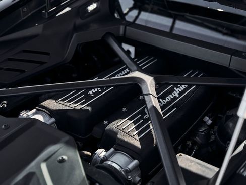 Used 2021 Lamborghini Huracan EVO image 24