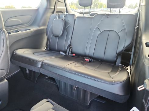New 2025 Chrysler Pacifica Select image 35