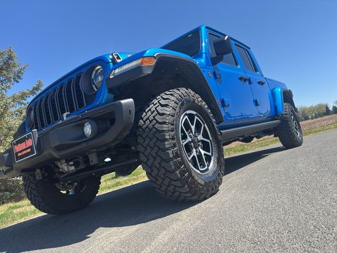 Used 2024 Jeep Gladiator Rubicon AWD/4WD image 12