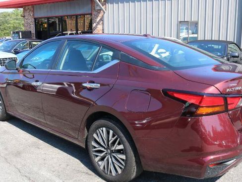 Used 2025 Nissan Altima 2.5 SV FWD image 3