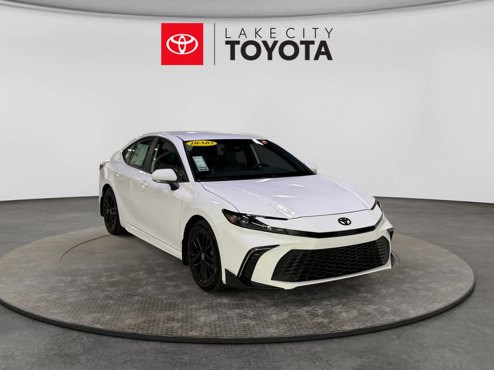 Used 2026 Toyota Camry SE w/ Multimedia Upgrade Package FWD image 9