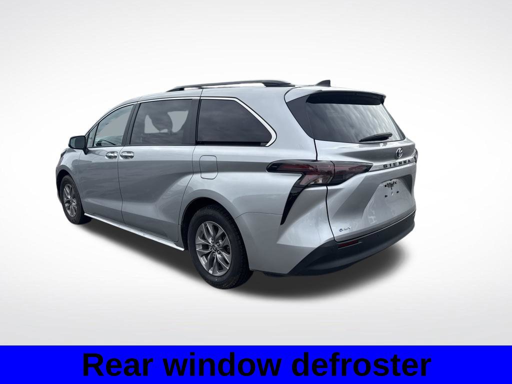 Used 2025 Toyota Sienna XLE FWD image 3